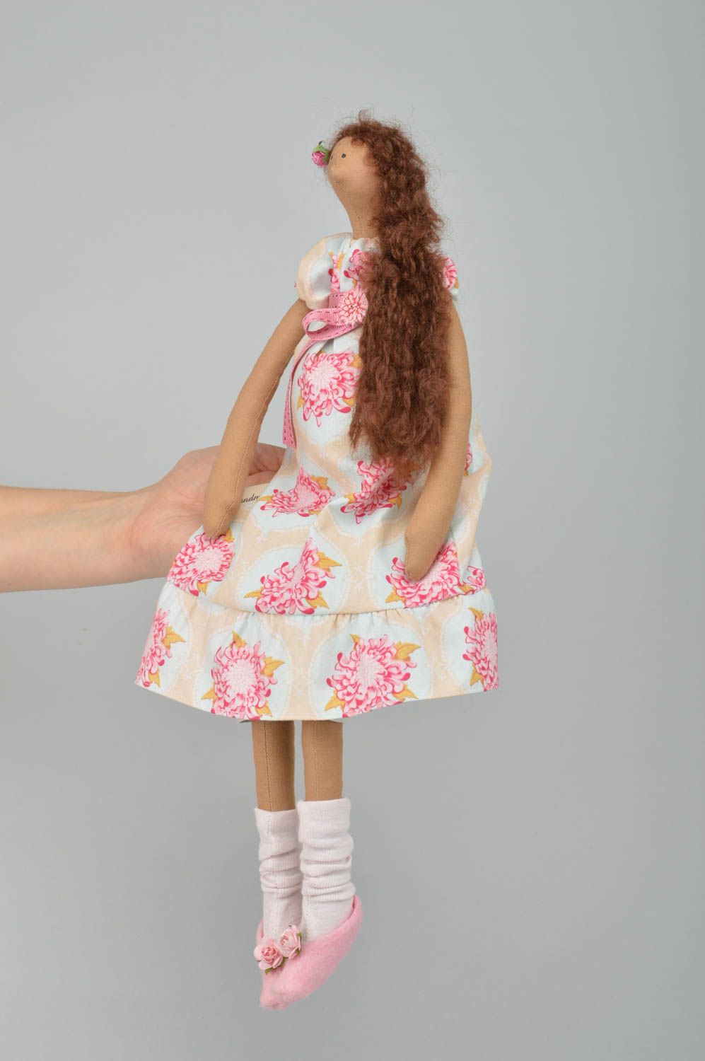 Bambola bella in stoffa fatta a mano pupazzo tessile originale decorativo
 foto 2