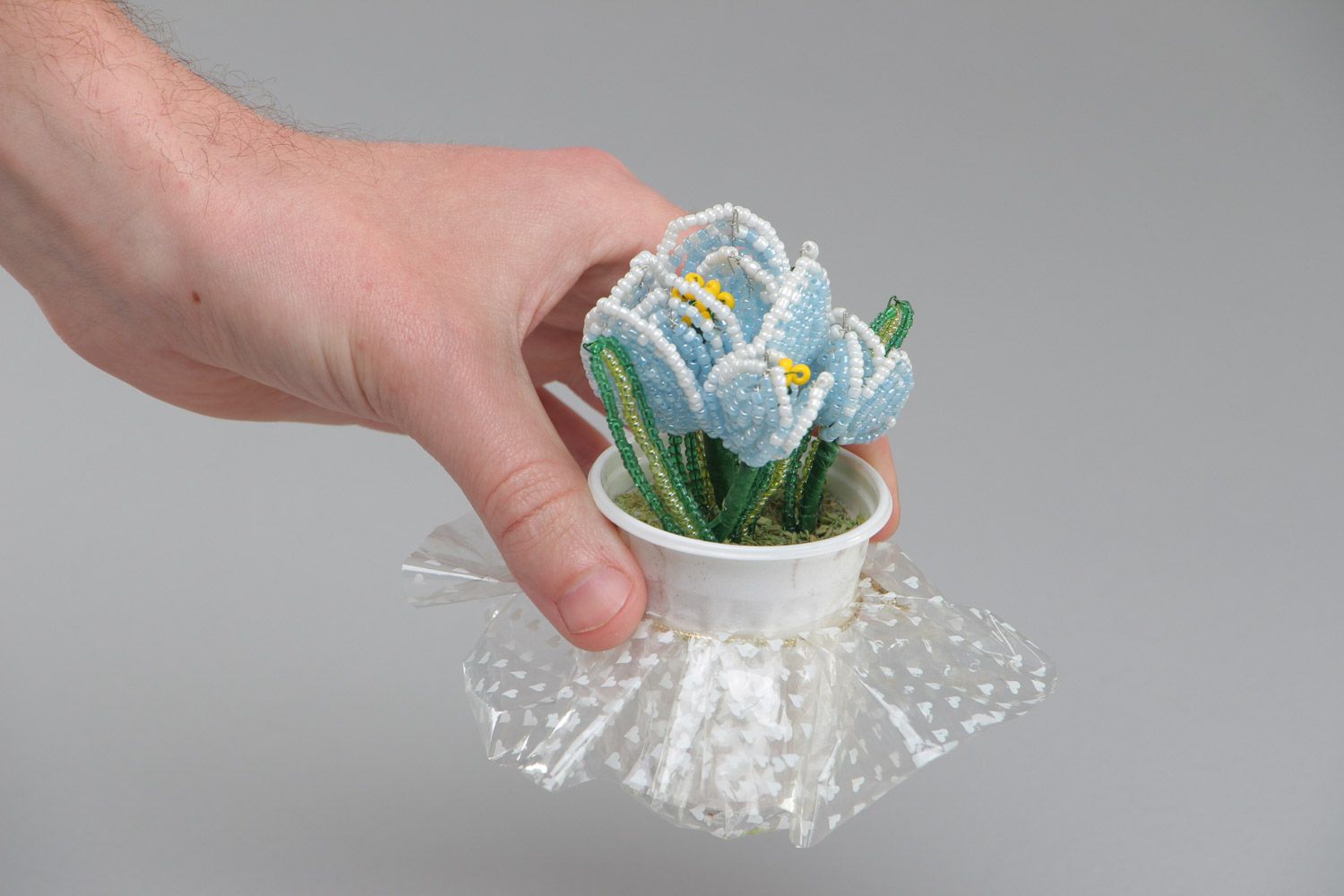 Handgemachte Blumen aus Glasperlen in Form der blauen Krokussen für Dekoration foto 5