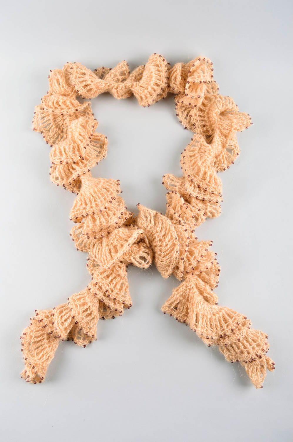 Шарф ручной работы красивый шарф вязаный аксессуар бежевый с бисером модный фото 1