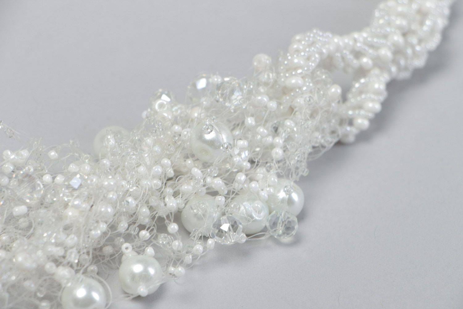 Collier en perles de rocaille et perles fantaisies fait main blanc pour femme  photo 4