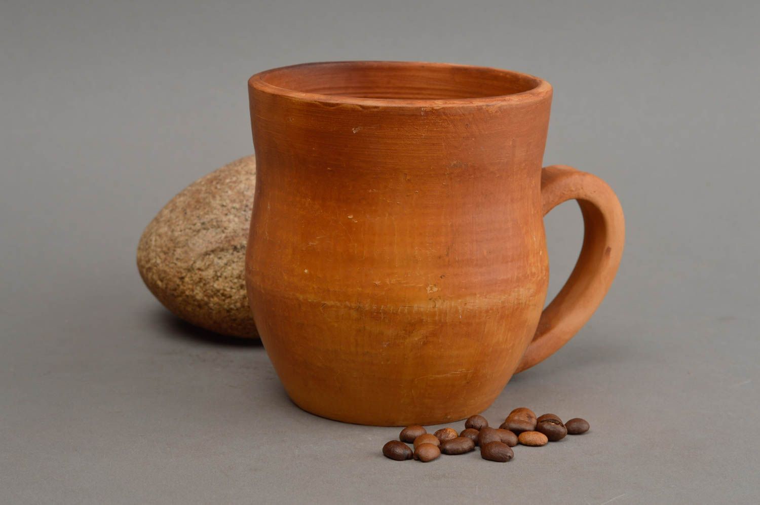 Глиняная чашка большая коричневая светлая ручной работы объемом 350 мл фото 1