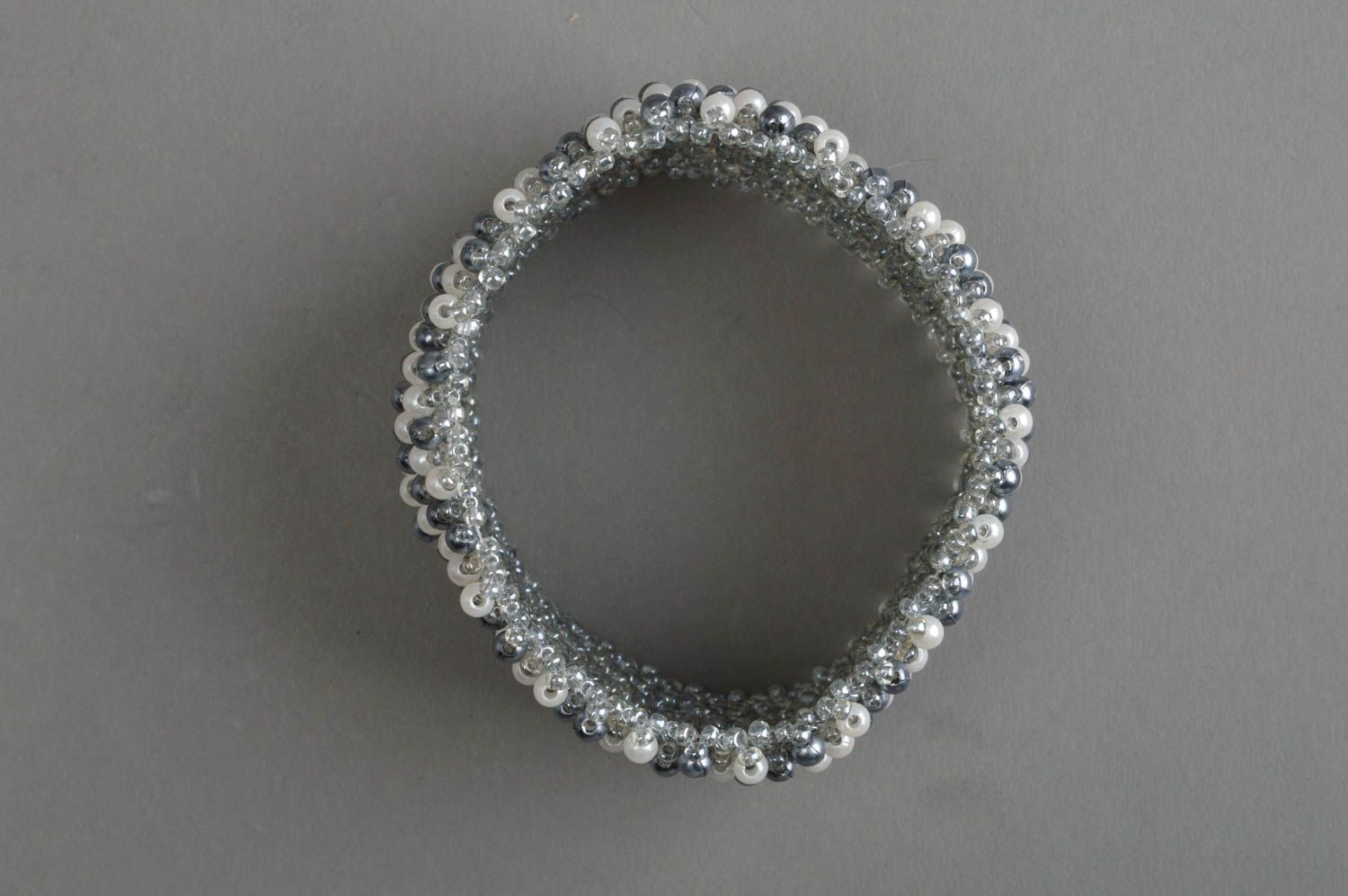 Bracelet en perles de rocaille et perles fantaisie fait main large Argent doux photo 3