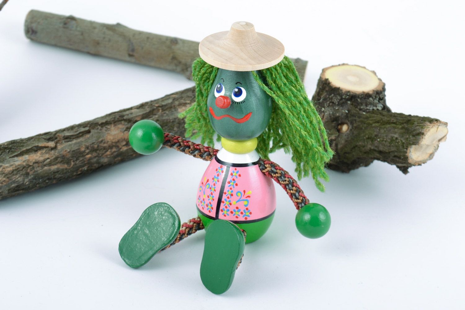 Lustiges hölzernes Spielzeug handmade in Form vom Wassergeist mit Bemalung für Kinder foto 1