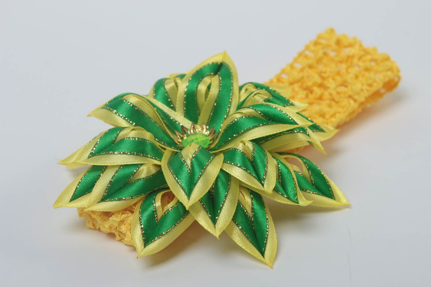 Оригинальная детская повязка с цветком из атласа ручной работы Зеленый лимон фото 3