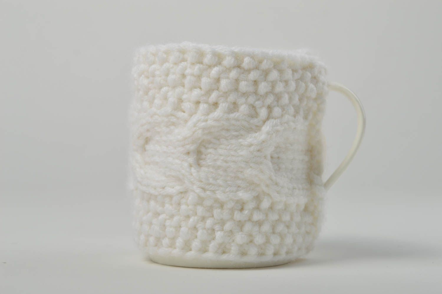 Handmade weiße Porzellan Tasse mit Tassen Wärmer gehäkelt Designer Geschirr  foto 2