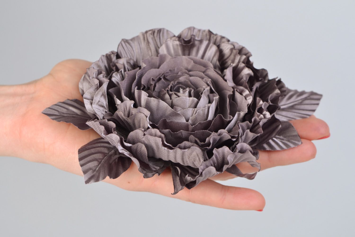 Grande broche fleur en satin de créateur faite main Rose grise cadeau pour femme photo 2