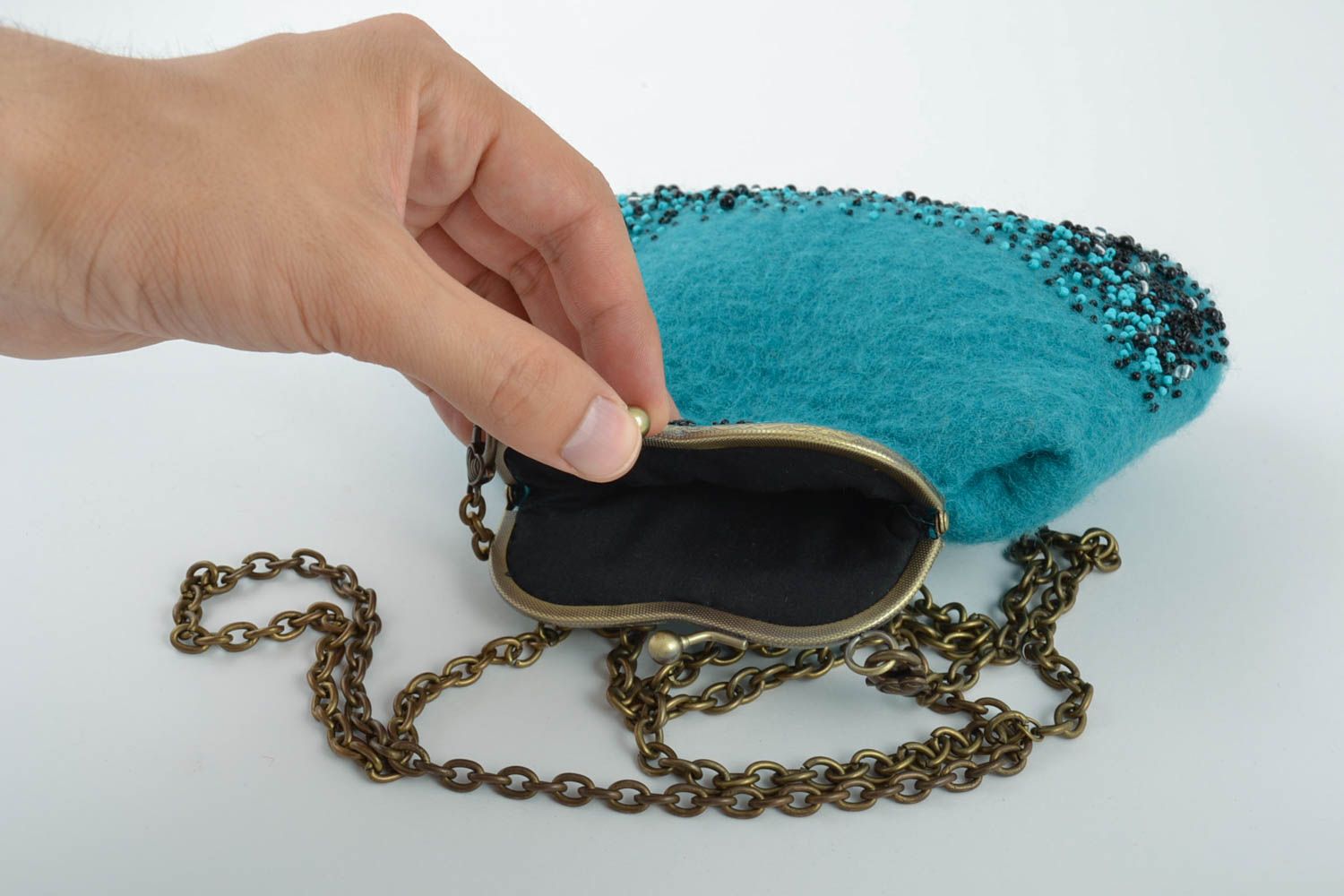 Bolso artesanal original de fieltro de lana azul bordado con abalorios foto 4