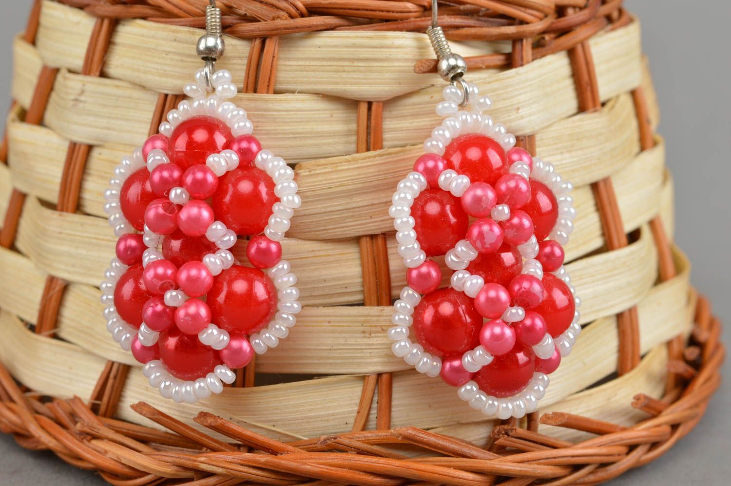 Rot weiße ungewöhnliche handgemachte Ohrringe aus Glasperlen in Flechtentechnik  foto 1