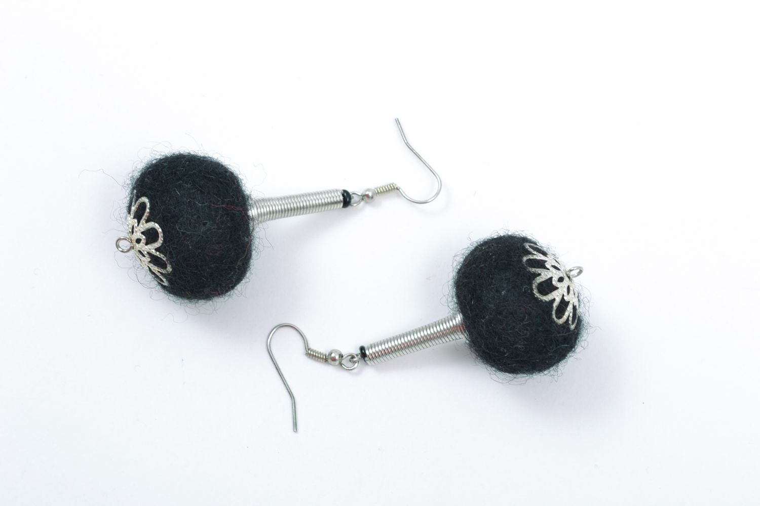 Boucles d'oreilles boules noires pendantes en feutre faites main pour femme photo 5