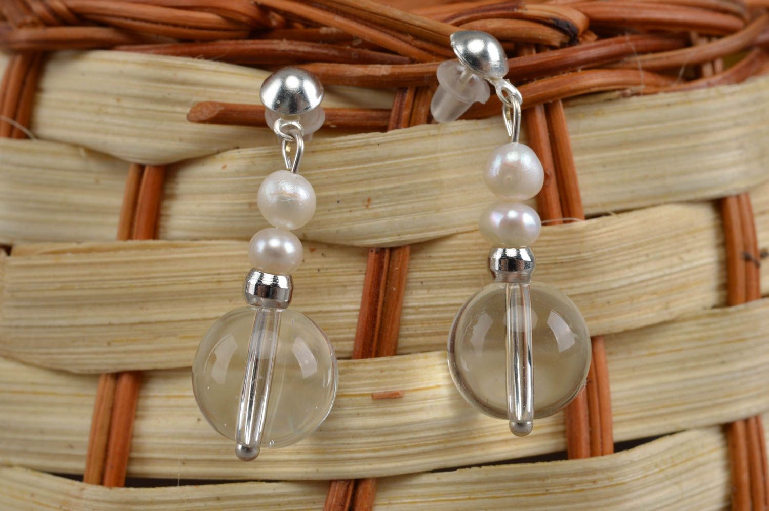 Boucles d'oreilles clous en quartz et perles d'eau douce faites main élégantes photo 1