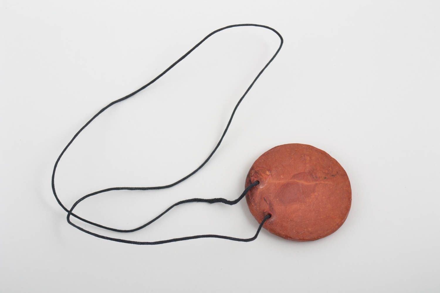 Глиняный кулон украшения ручной работы круглый кулон на шею коричневый фото 3