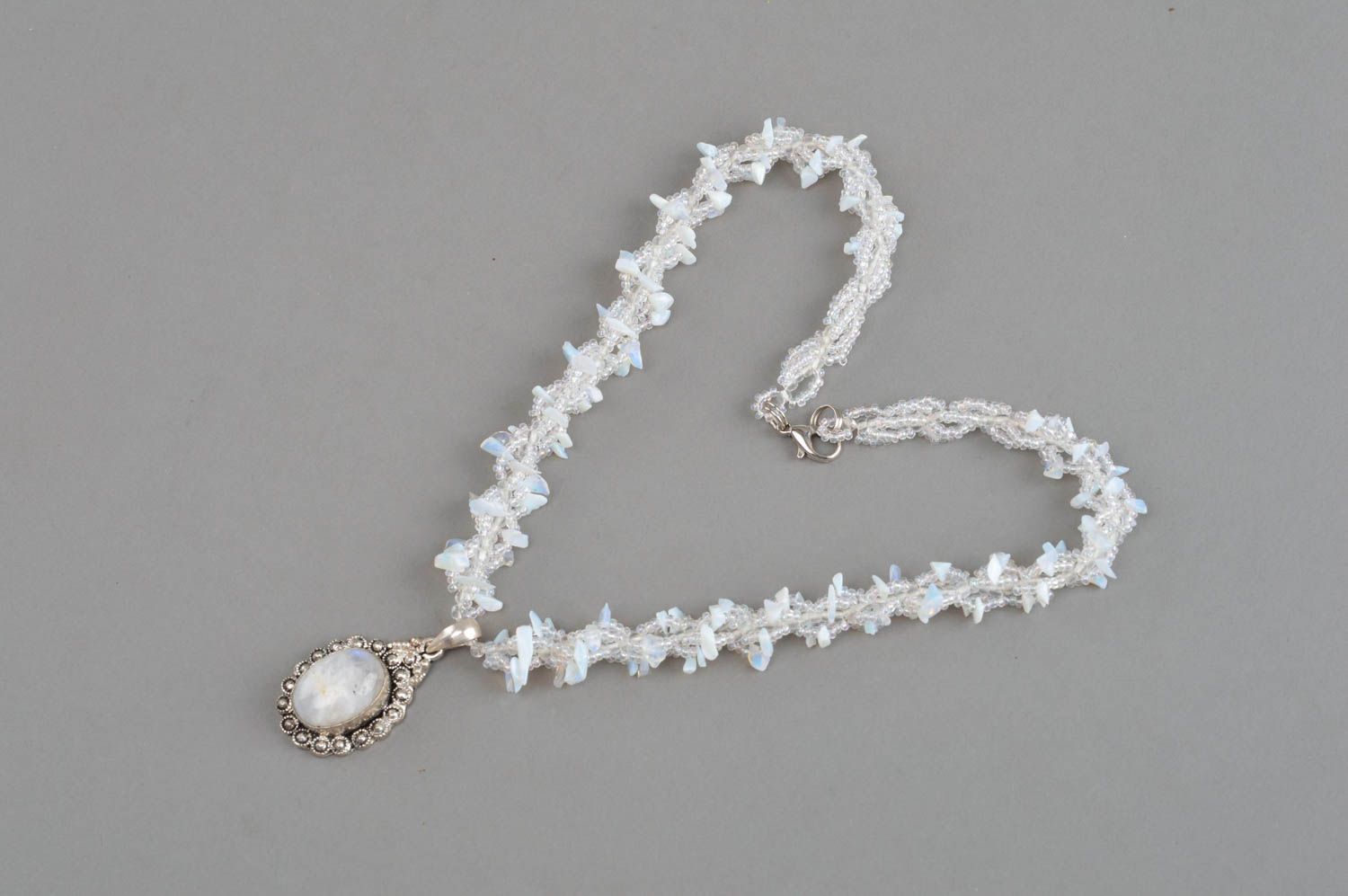 Glasperlen Collier mit Mondstein in Weiß zart stilvoll geflochten handgemacht foto 2