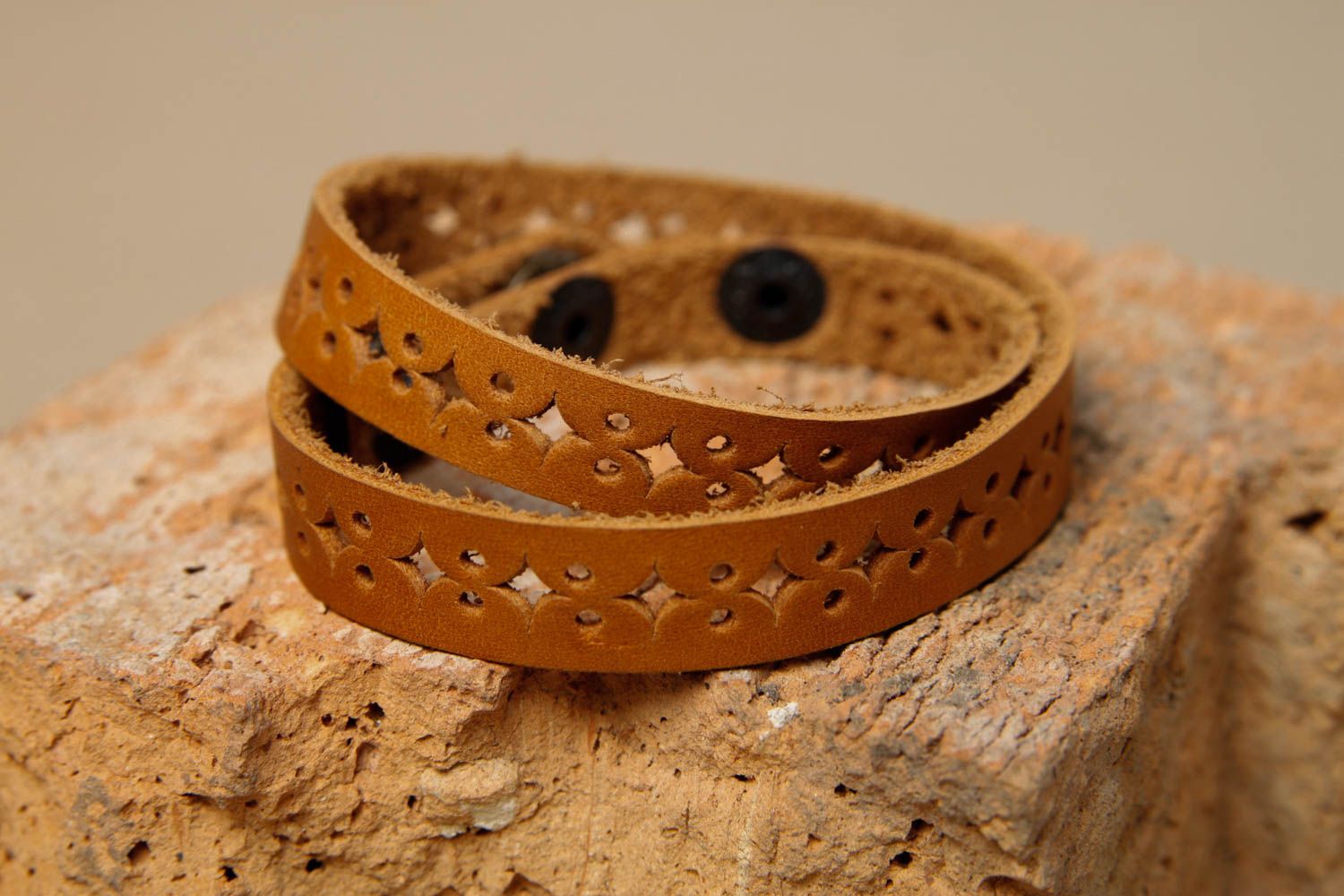 Handmade braunes Armband aus Leder Designer Schmuck Accessoire für Frauen ajour foto 1