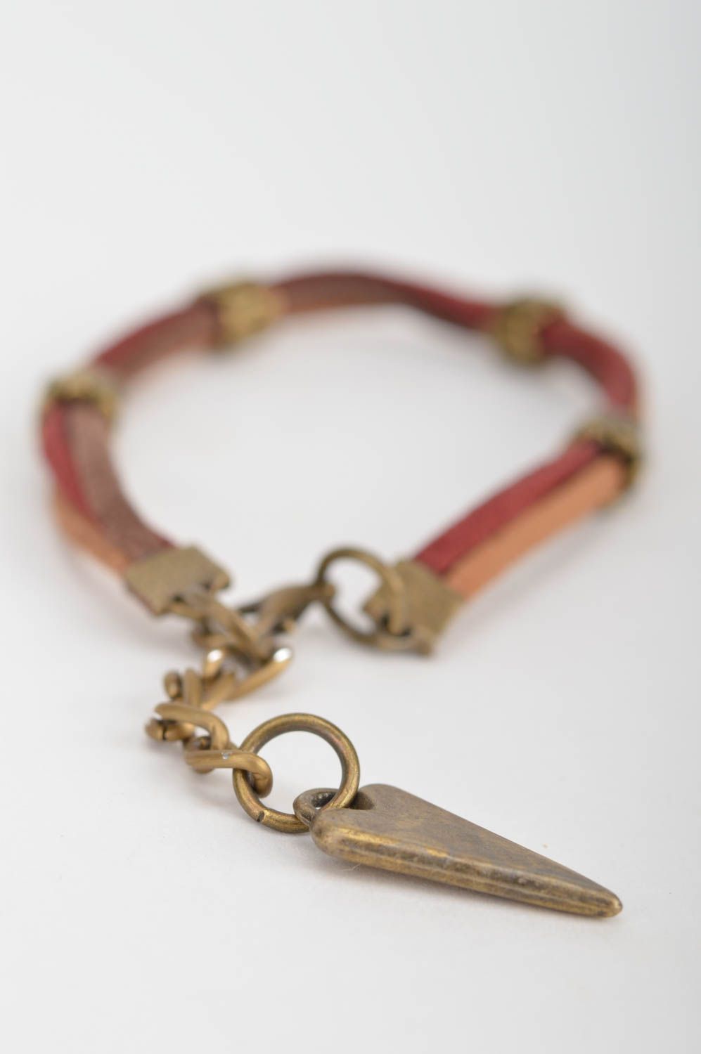 Bracelet fait main en lacet de daim et éléments métalliques accessoire marron photo 4
