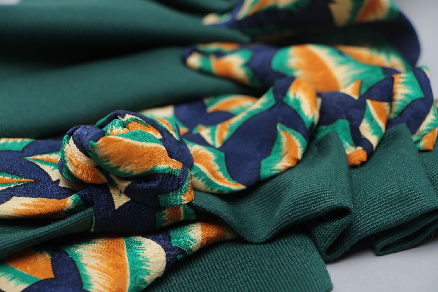 Collier jabot original textile vert fait main à partir des cravates pour femme  photo 4