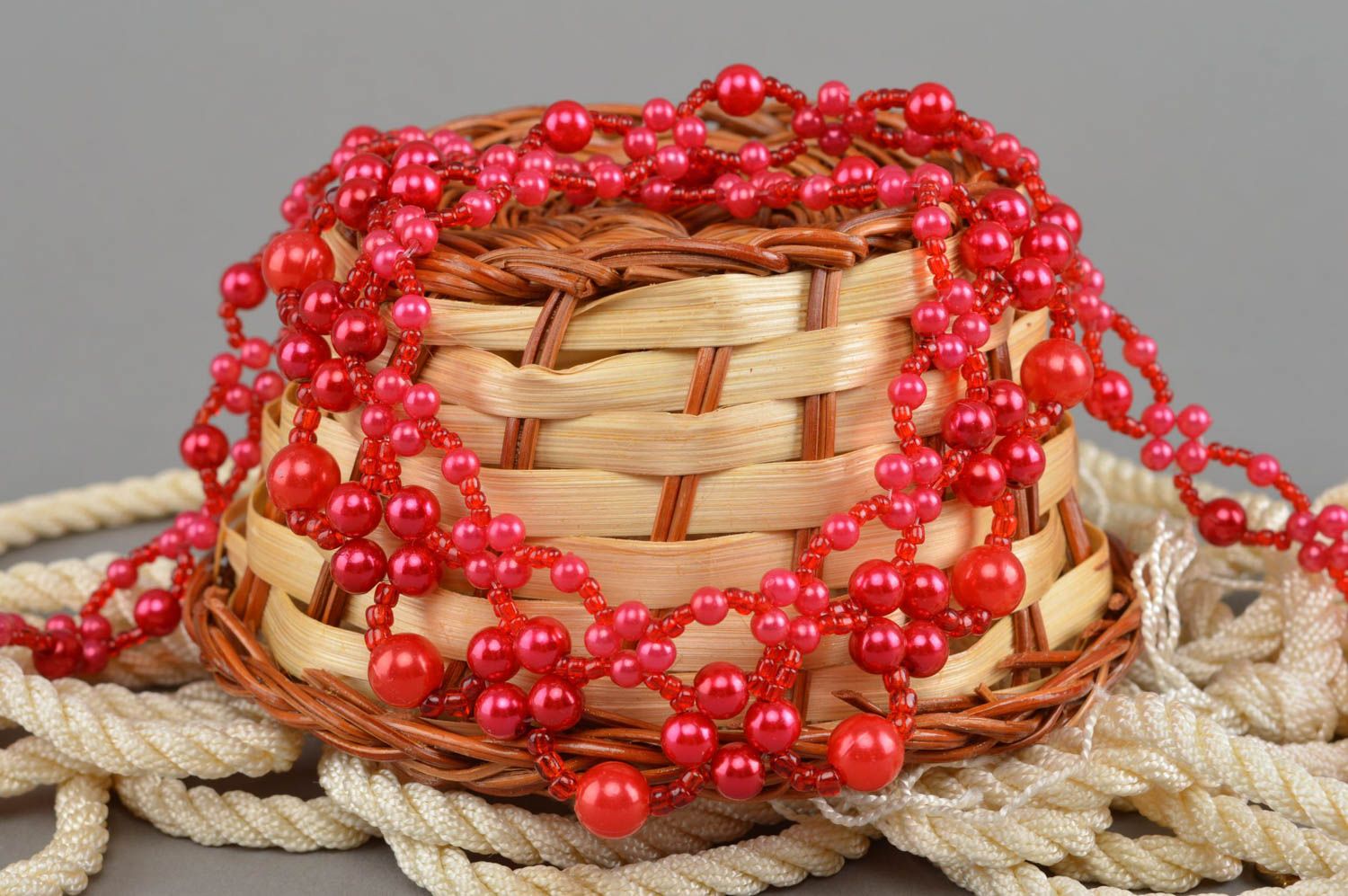 Ожерелье из бисера с бусинками плетеное ручной работы оригинальное красное фото 1