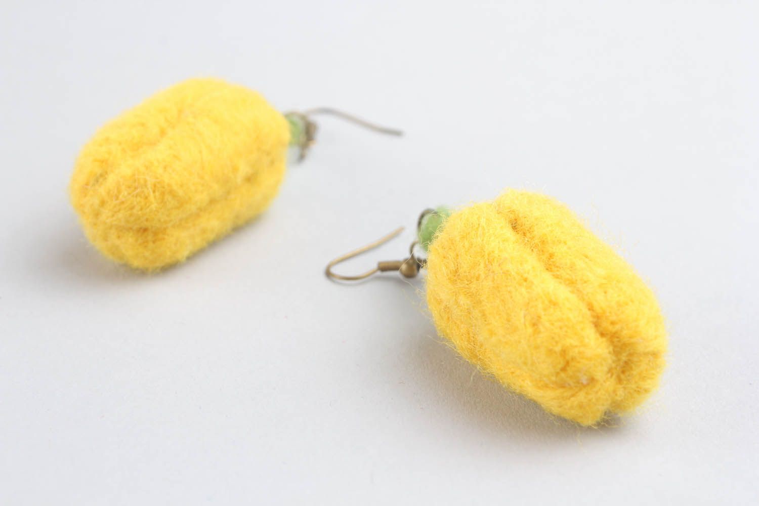 Boucles d'oreilles en laine feutrée jaunes poivrons faites main photo 5