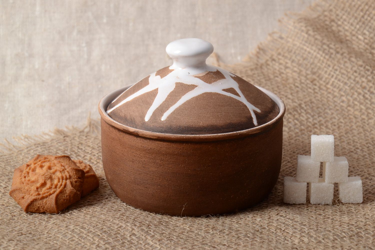 Petit sucrier en céramique brun fait main peint d'émaux et couvert de glaçure photo 1