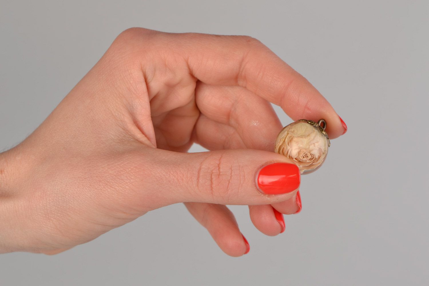 Pendentif boule avec rose séchée en résine époxyde beige fait main pour femme photo 2