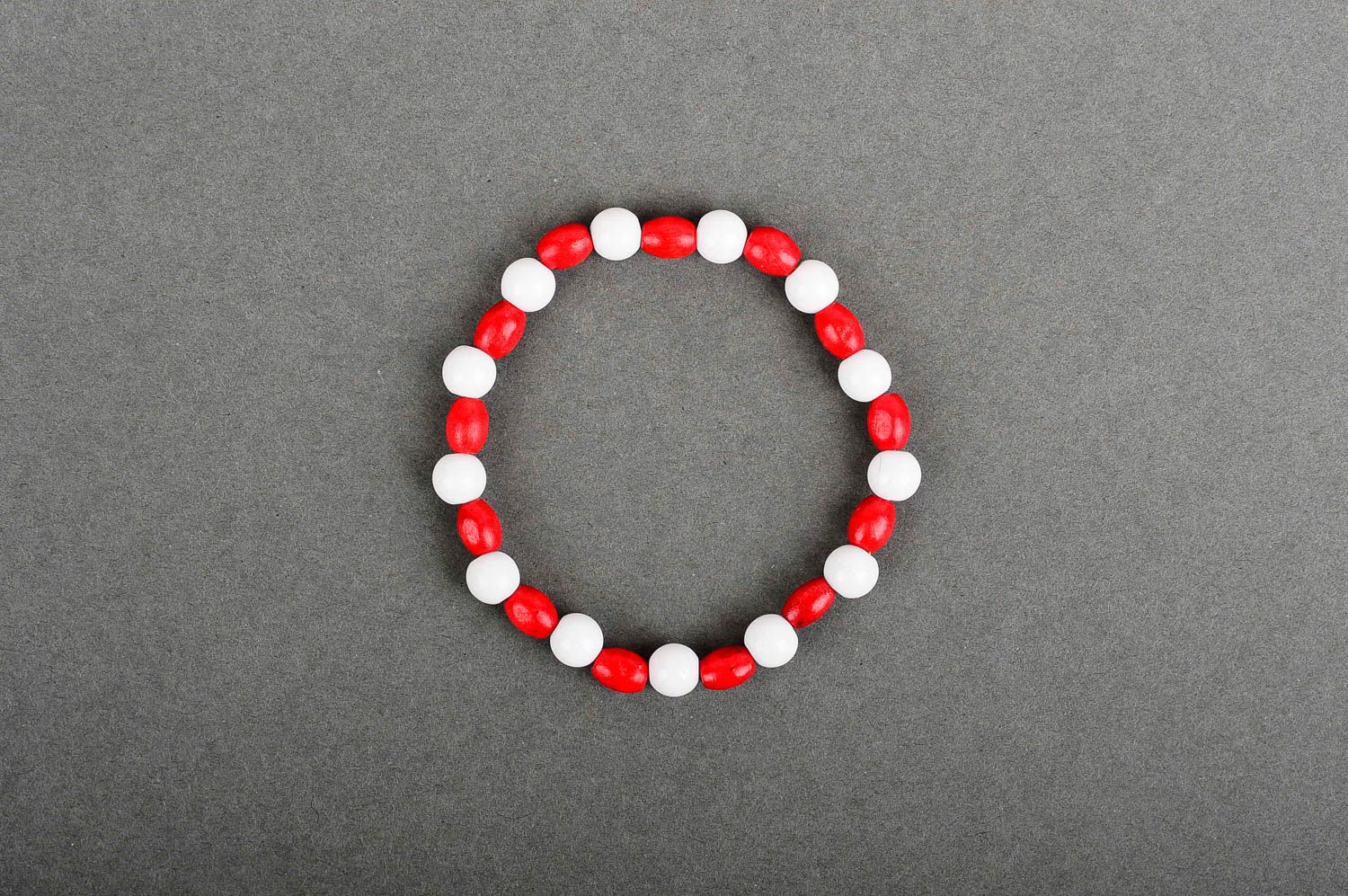 Bracelet perles bois Bijou fait main blanc rouge Accessoire pour femme photo 1