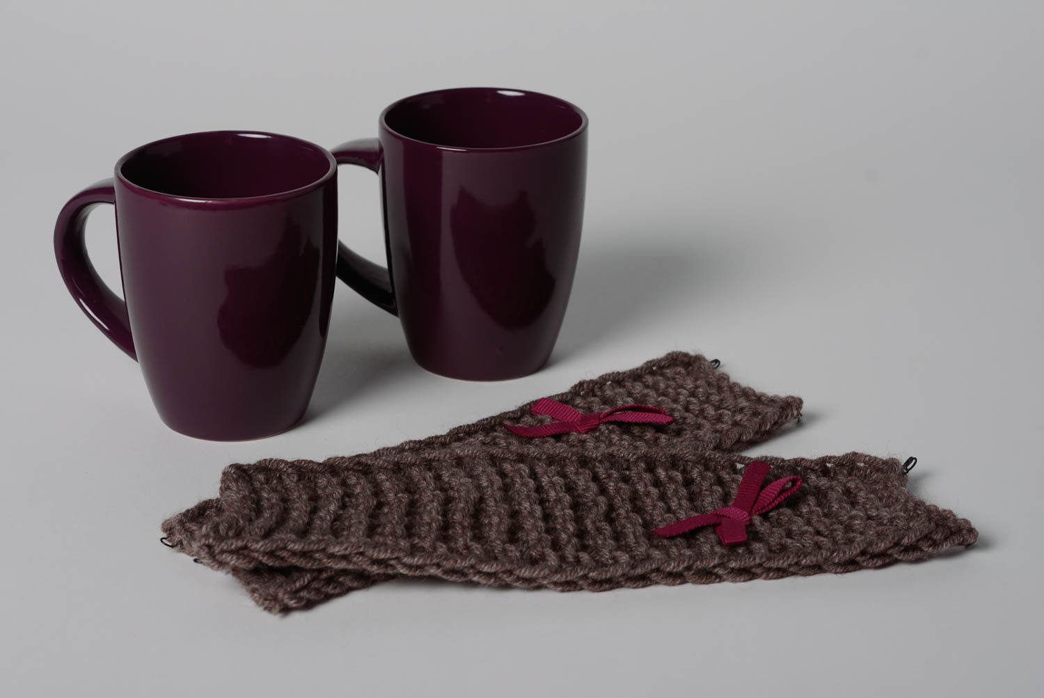 Set of two porcelain cups with  knitted cozies with bows photo 2