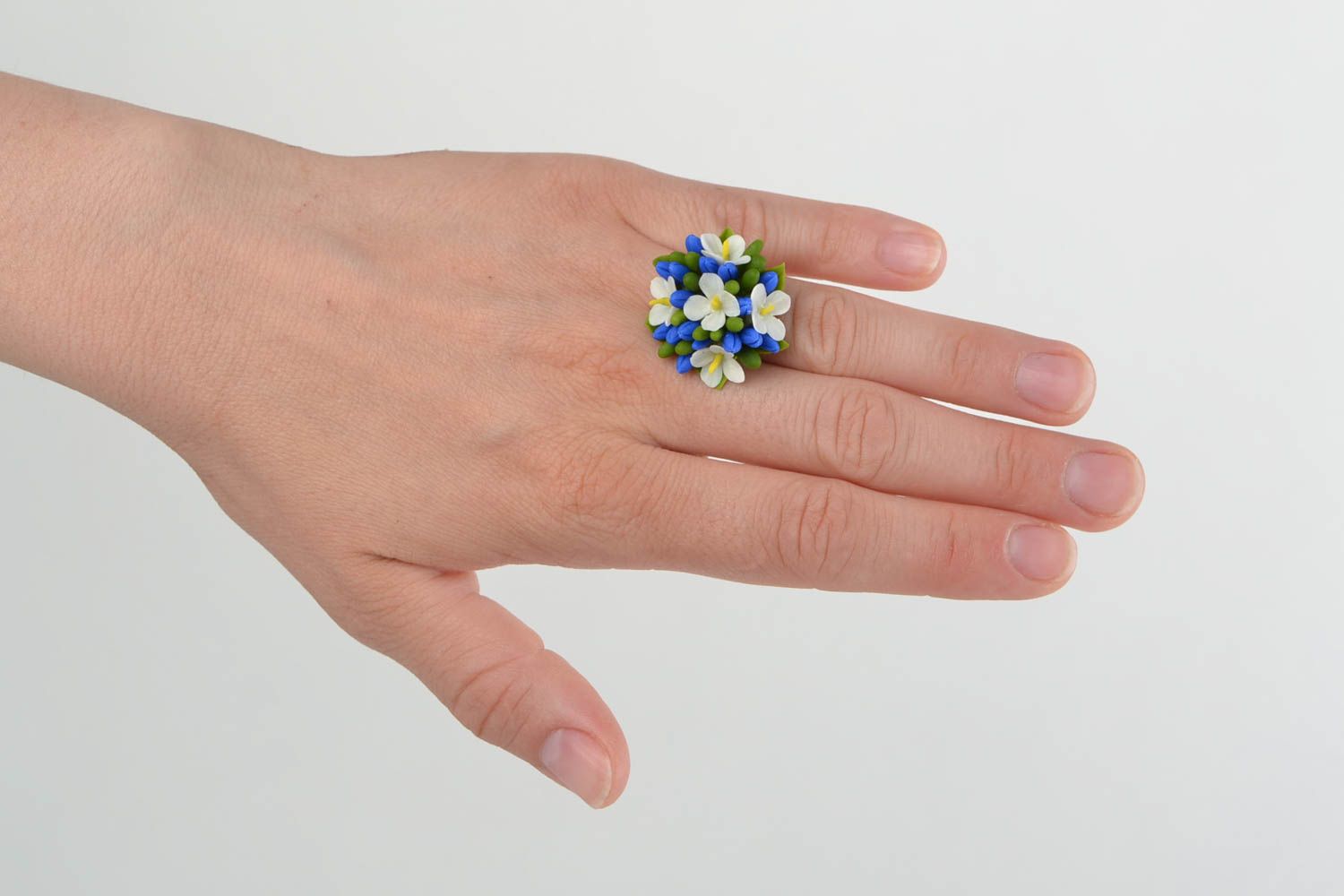 Кольцо из холодного фарфора цветочное ручной работы с регулируемым размером фото 1