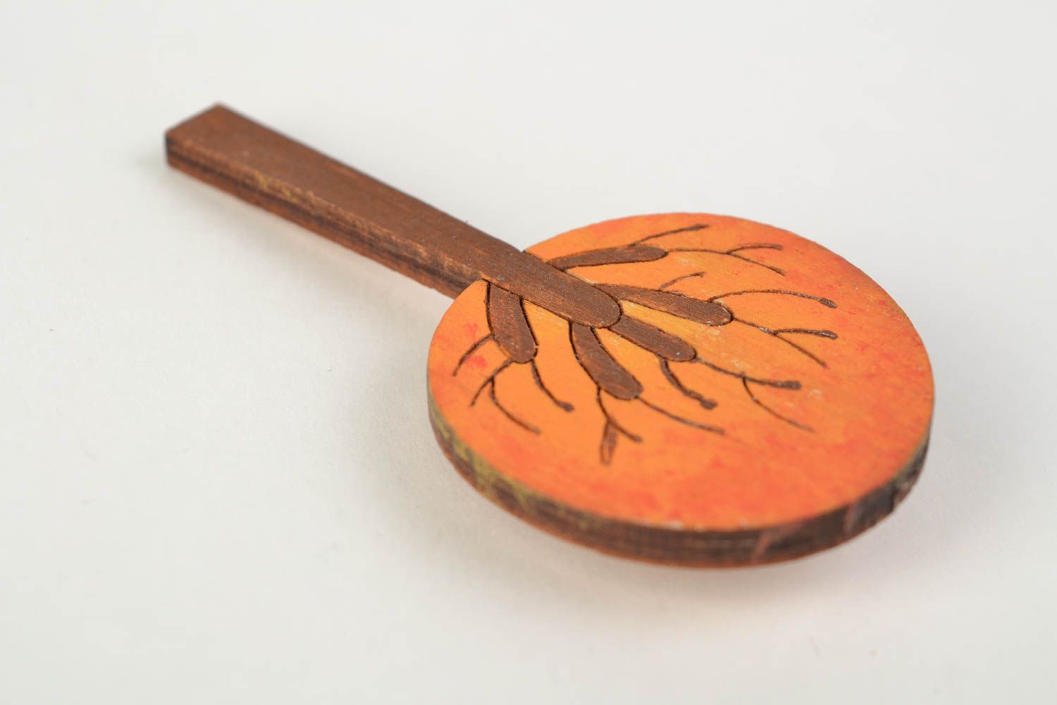 Broche original de madera pintado con alfiler hecho a mano El árbol de otoño foto 3