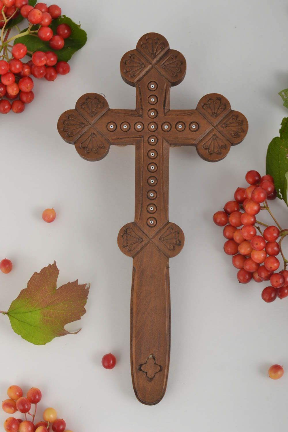Крест ручной работы резной крест из дерева с инкрустацией украшение на стену фото 1
