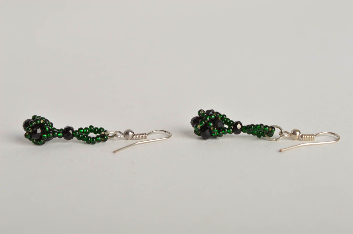 Серьги ручной работы модные серьги зеленые красивые милые серьги из бисера фото 4