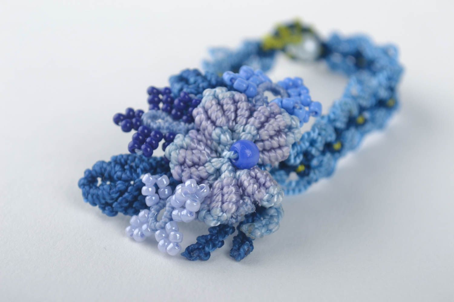 Bracelet design Broche textile faits main bleus tressés macramé Cadeau femme photo 2