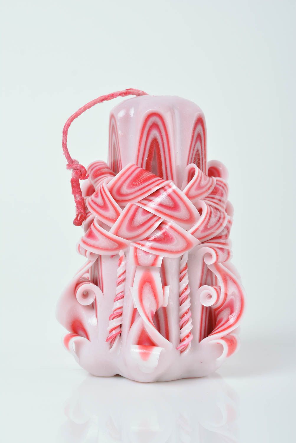 Парафиновая свеча резная ручной работы красивая авторская бело-розовая фото 1