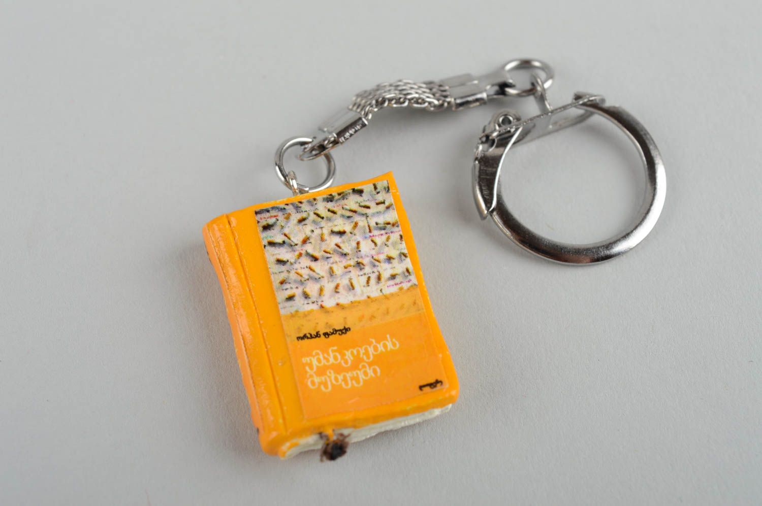 Porte-clés fait main Accessoire design Cadeau original céramique livre  photo 3