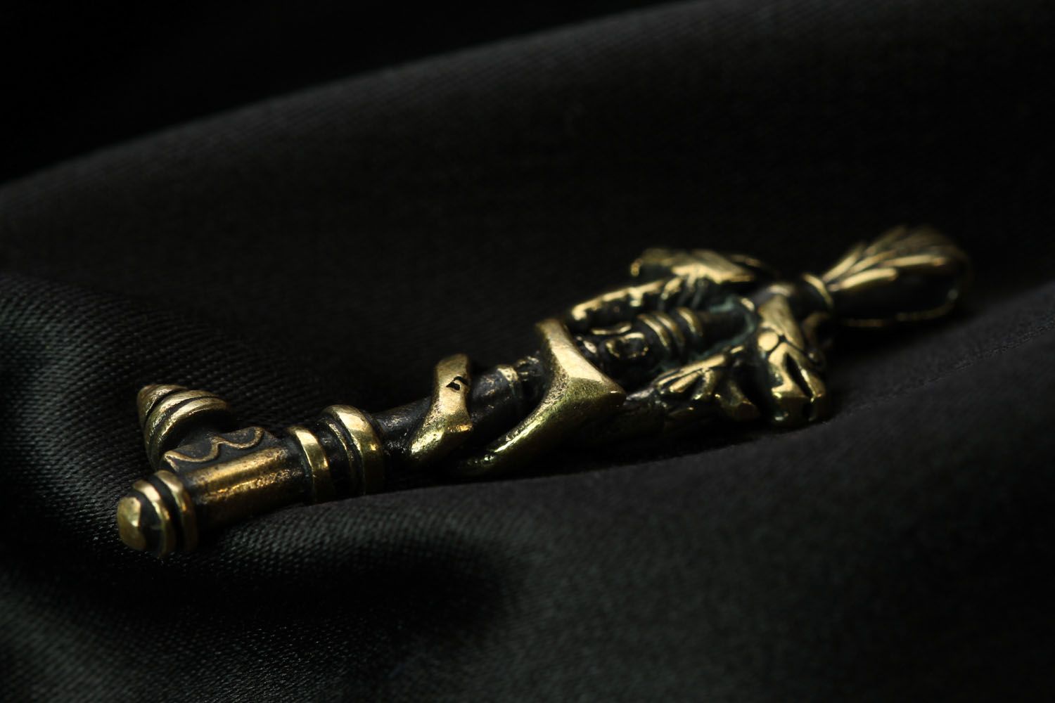 Pingente de bronze feito à mão Chave com dragões foto 2