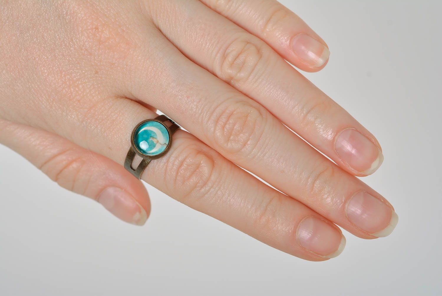 Conjunto de bisutería hecho a mano pendientes y anillo accesorio para mujer foto 2