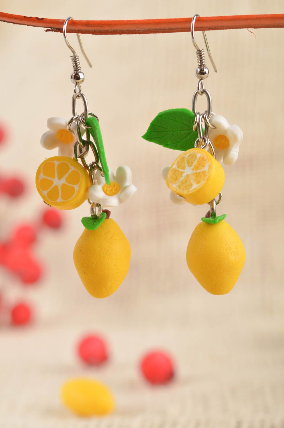 Boucles d'oreilles pendantes Bijou fait main citron design Accessoire femme photo 1