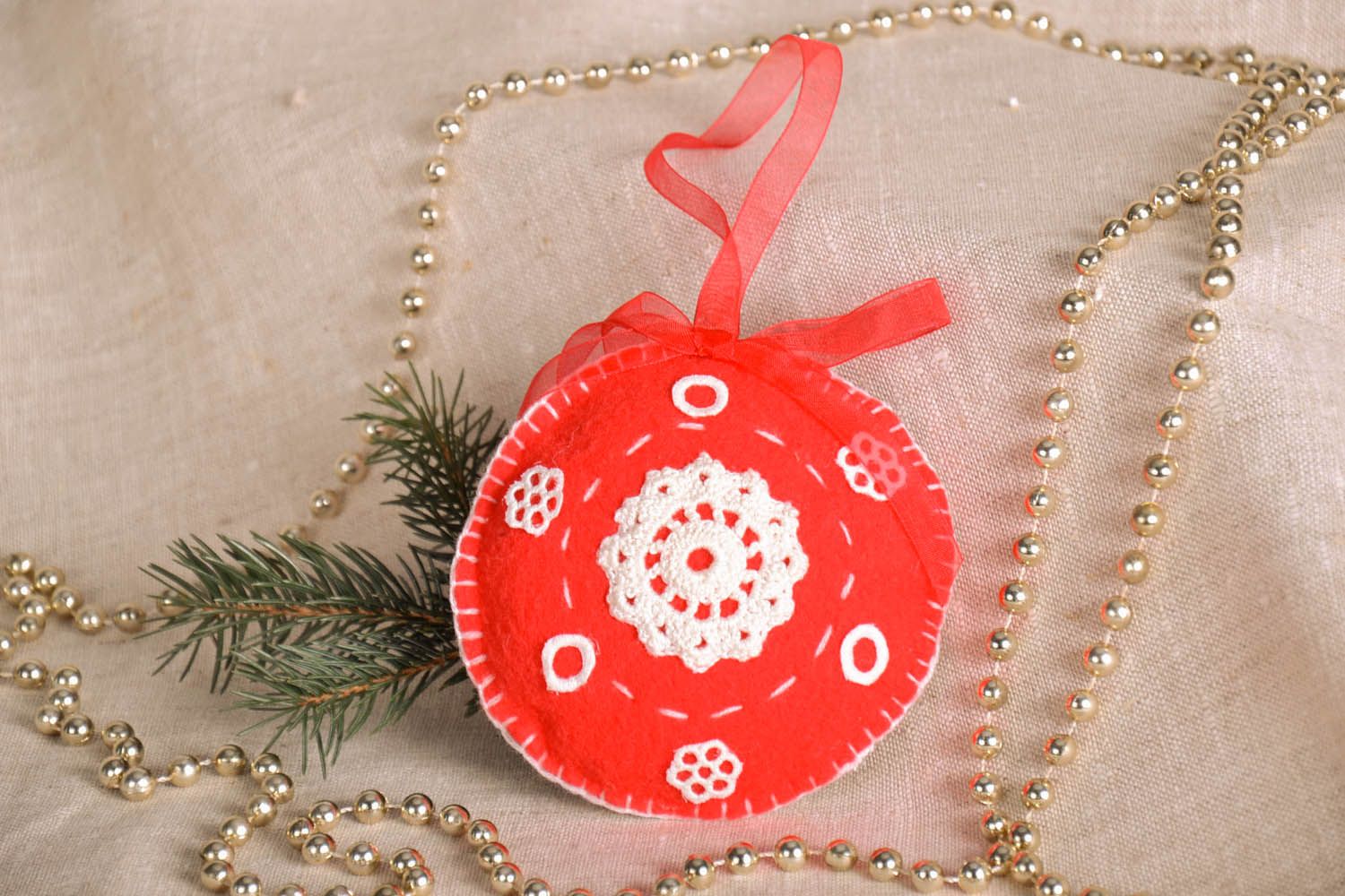 Brinquedo artesanal na árvore de Natal costurado a partir de lã e corduroy  e adornado com rendas foto 1