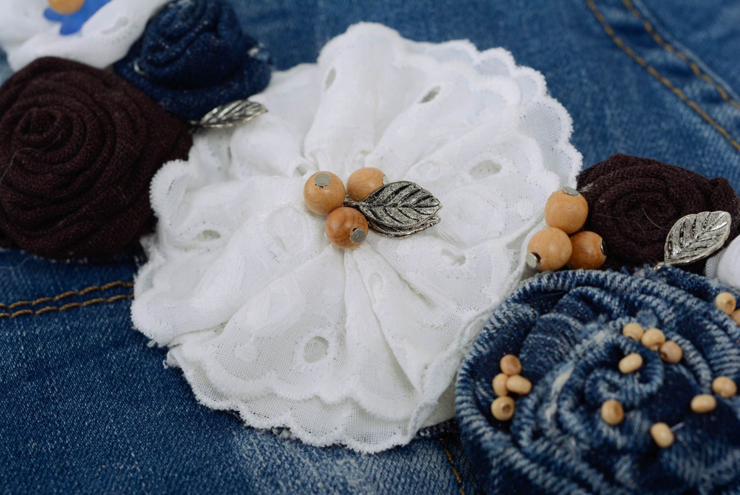 Collier en jean et lin avec perles en bois fait main original sur chaîne photo 4