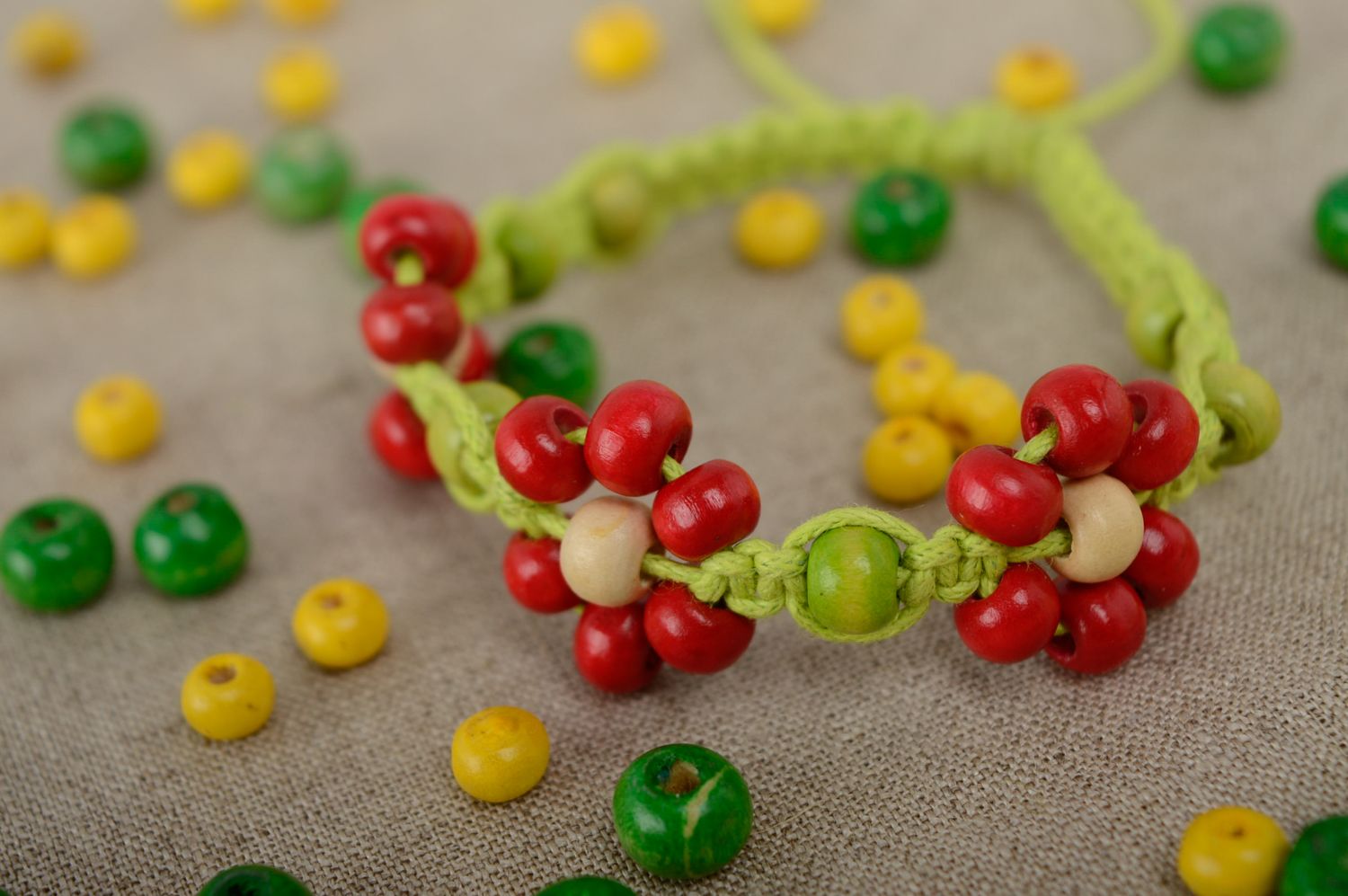 Bracelet en cordon tressé étroit vert et rouge fait main en macramé fleurs photo 2
