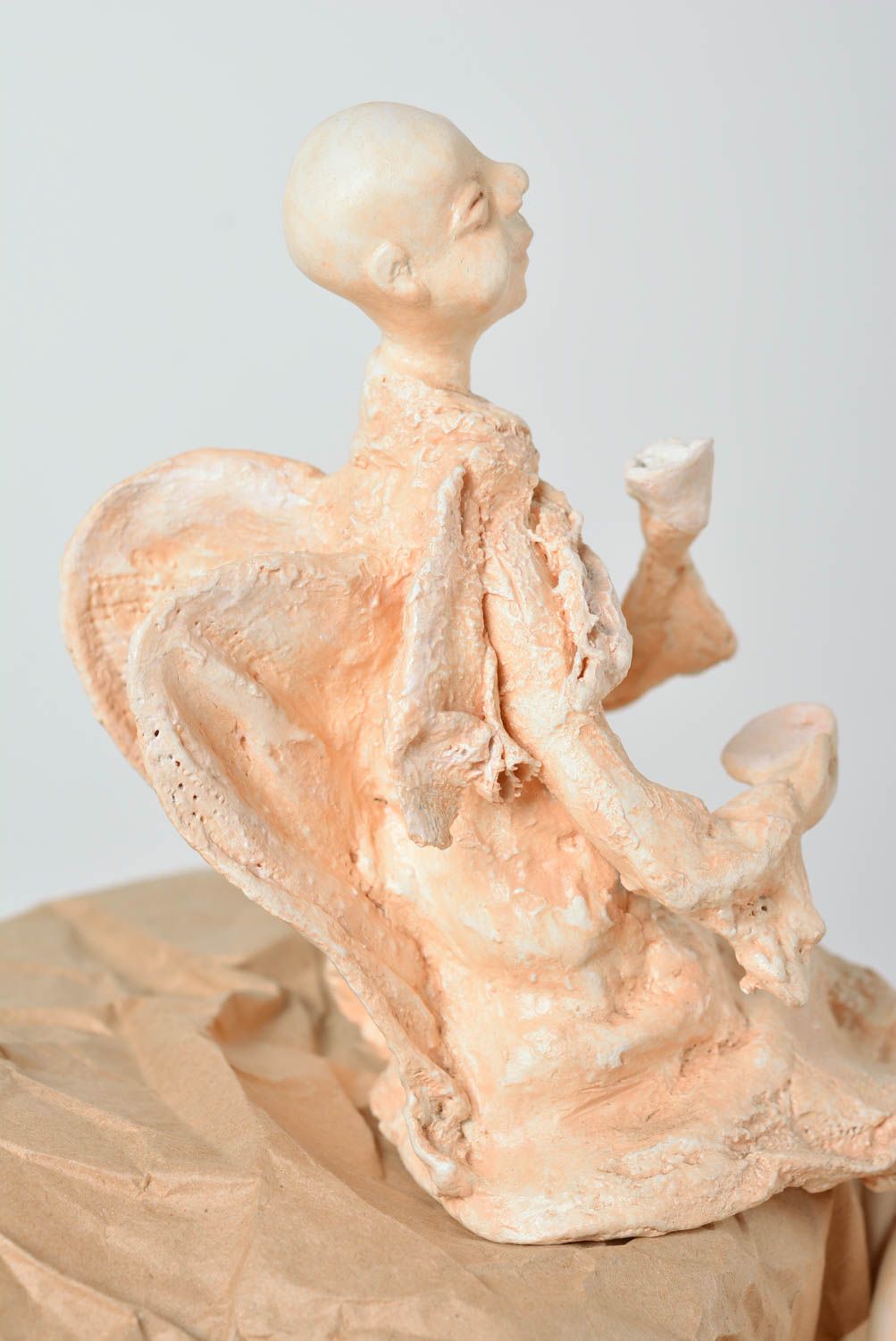 Figura artesanal decorativa de arcilla autosolidificada con forma de ángel foto 3