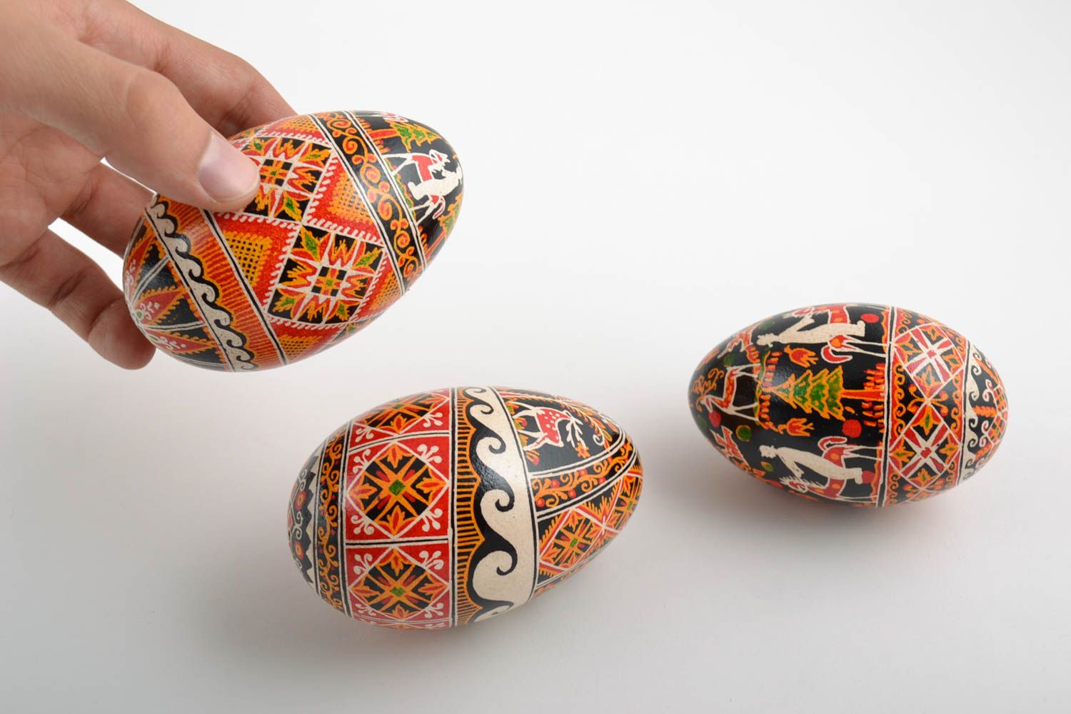 Huevos de Pascua de ganso pintados artesanales con ornamentos multicolores foto 3