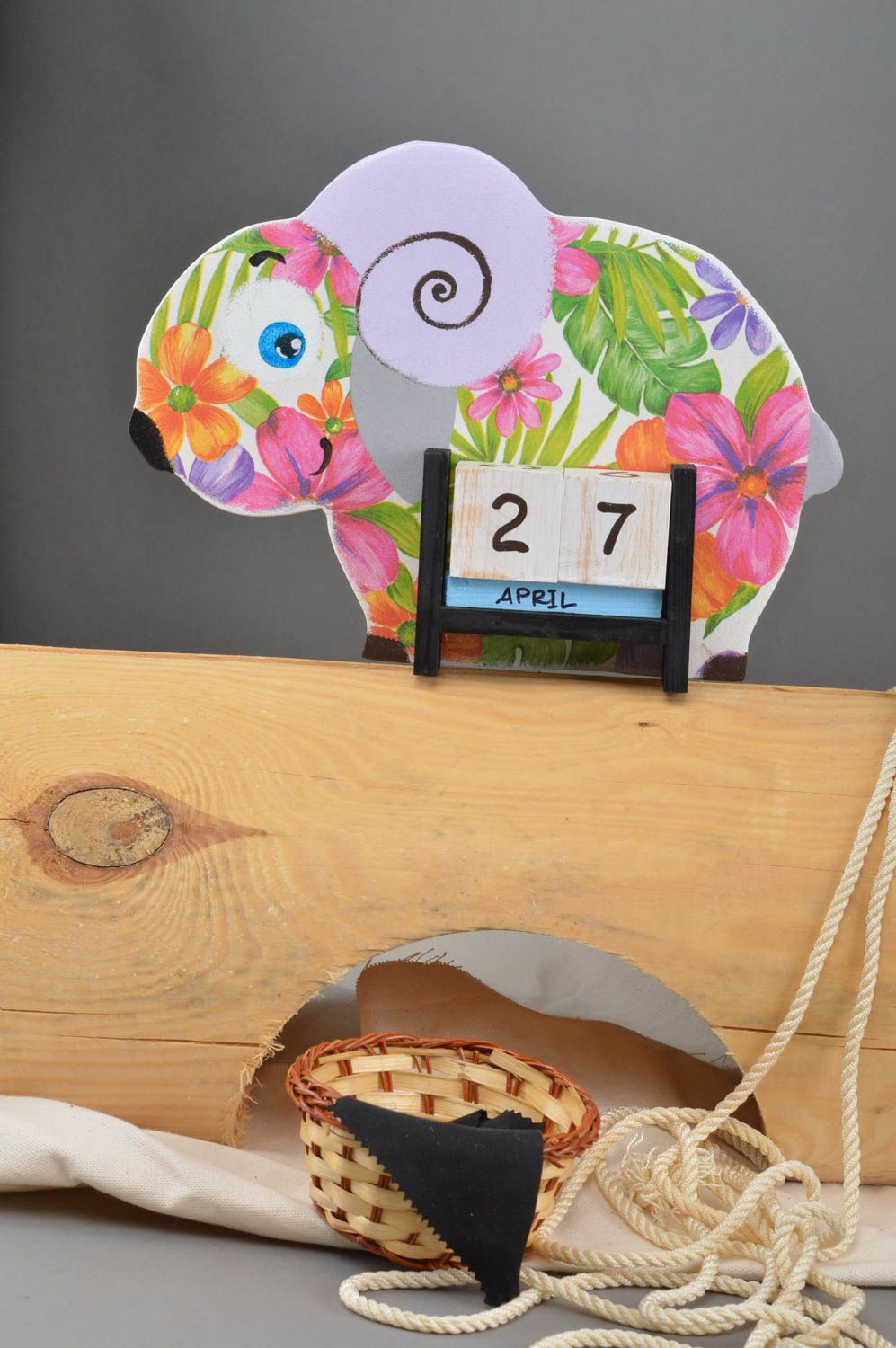 Stilvoller gemusterter lustiger handmade Tischkalender aus Holz Lamm Decoupage foto 1