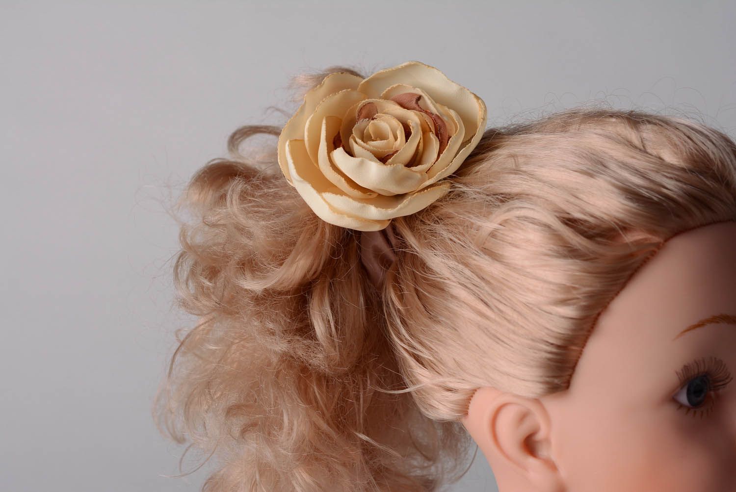 Elástico para cabelo em forma de uma flor artesanal foto 2