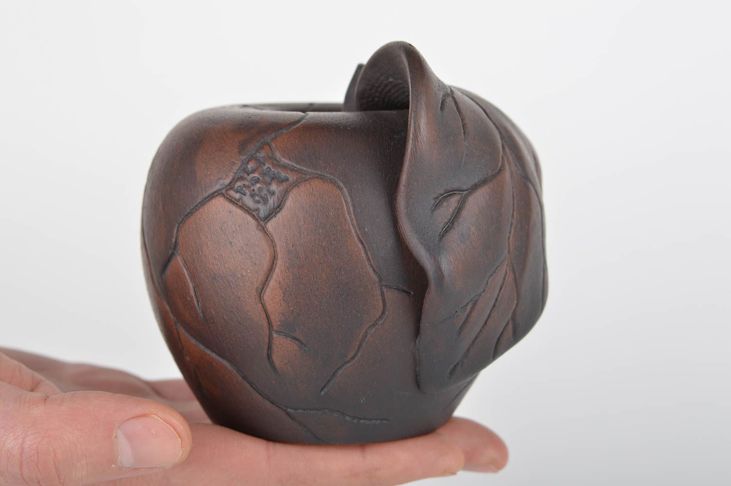 Глиняная ваза маленькая ручной работы молочная керамика в виде яблока 100 мл фото 3