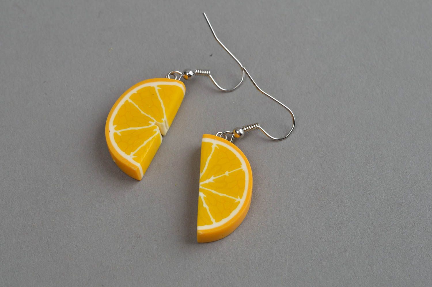 Handgemachte Ohrringe aus Polymerton in Form von Orangenscheiben für Mädchen foto 2