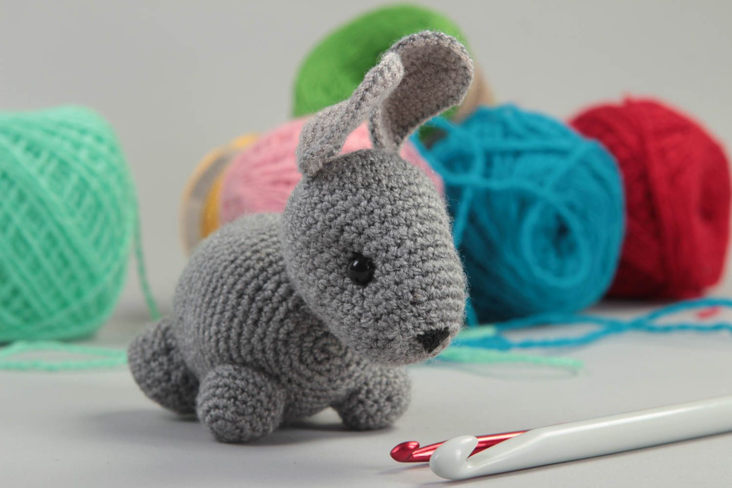 Peluche lapin fait main Jouet enfant Cadeau original tricoté gris mignon doux photo 1