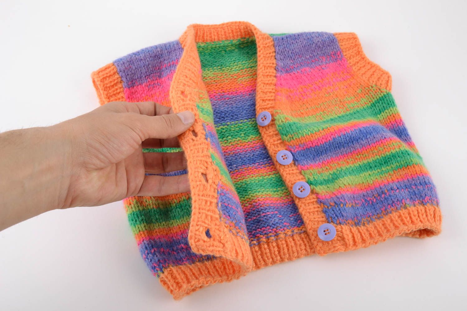 Gilet tricoté pour bébé en laine boutonné rayé multicolore fait main original photo 5