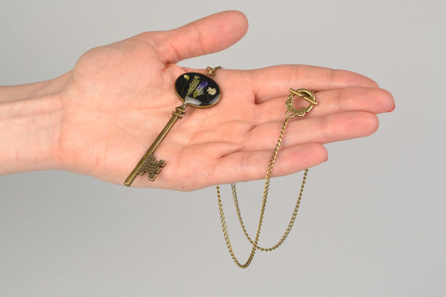 Ciondolo chiave di resina epossidica fatto a mano pendente originale da donna foto 2