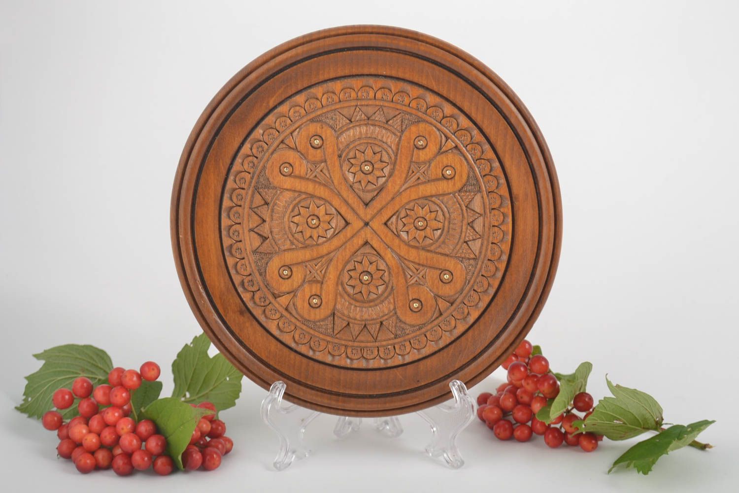 Подарочная тарелка ручной работы декор на стену резная деревянная посуда фото 1