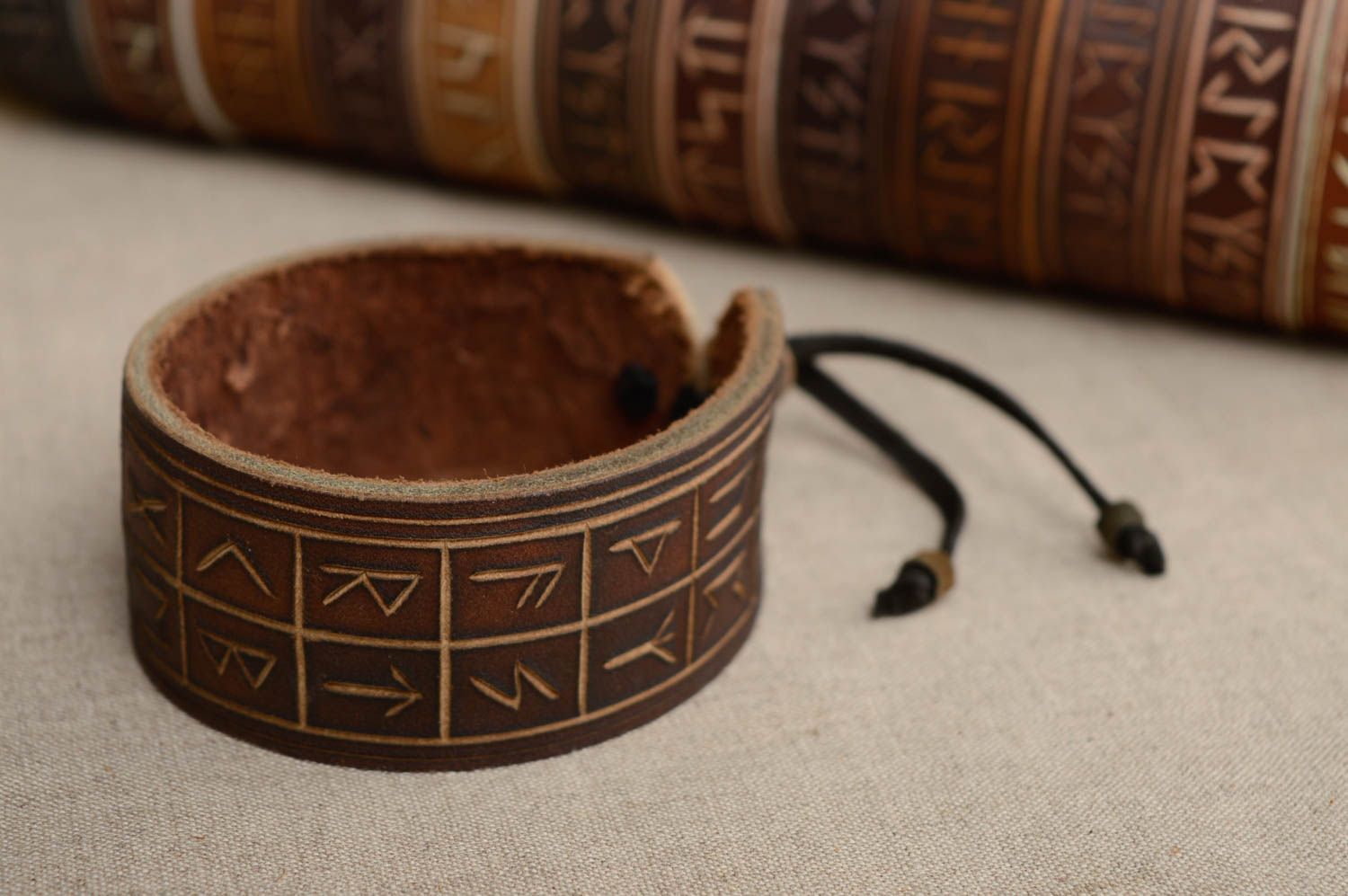 Bracelet en cuir naturel marron large avec runes fait main original photo 1