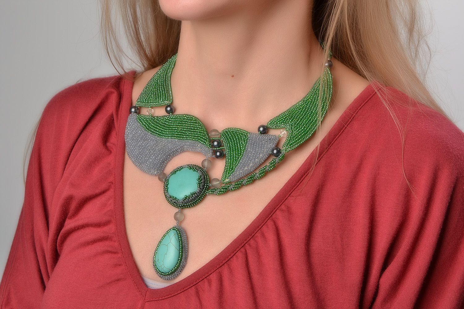 Traumhaftes handgemachtes grünes Collier aus echten Steinen und Glasperlen handmade für Frauen  foto 1
